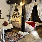 Potes Vinon - By Interhome Tama